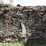 Mur en pierre avec des élements particuliers. Sampeyre. Foresto. +1200 m altitude. Isabella Sassi Farìas